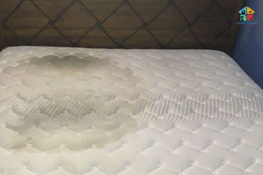 Giặt nệm dính mùi ẩm