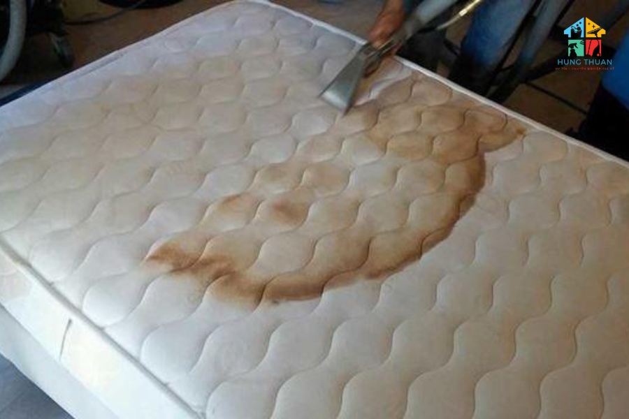 Giặt nệm loại bỏ vết bẩn lâu ngày (8)