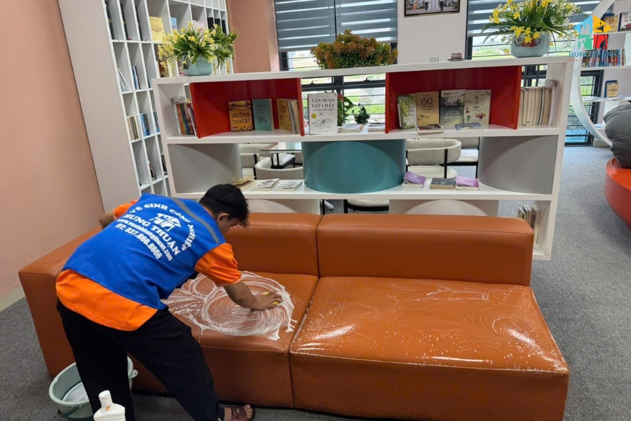 Làm sạch sofa sau khi thú cưng tè (5)