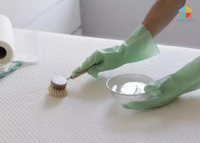 Cách tẩy vết máu trên nệm (3)