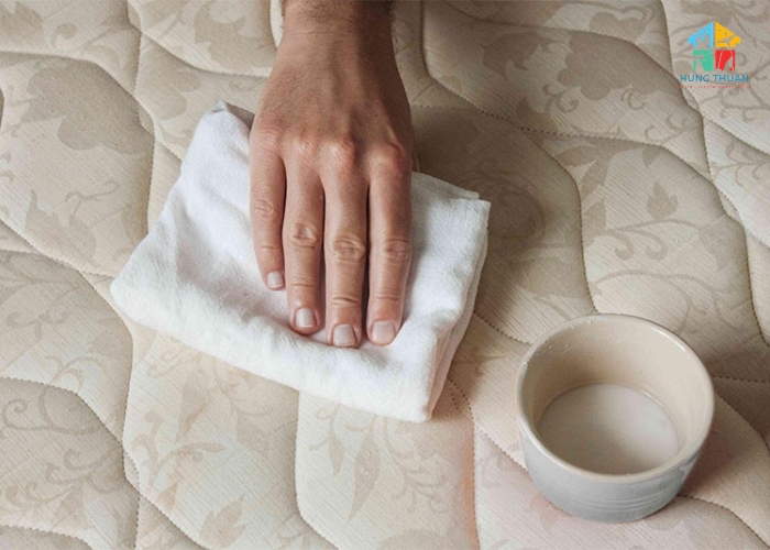 Cách tẩy vết máu trên nệm (7)