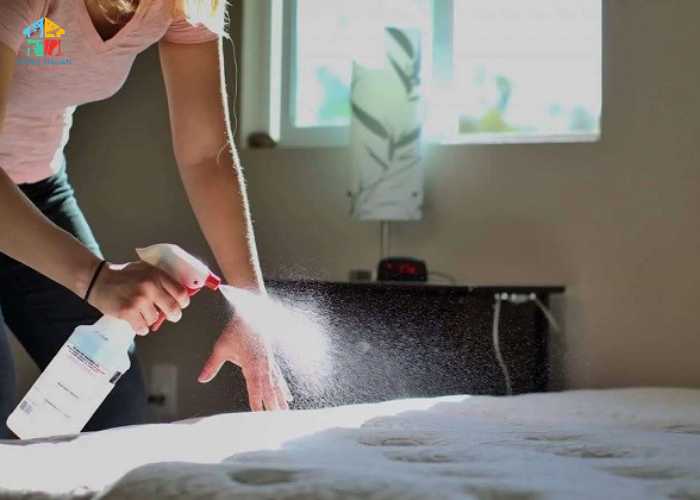 Cách dùng oxy già tẩy nệm (2) Cách dùng oxy già tẩy nệm (2)