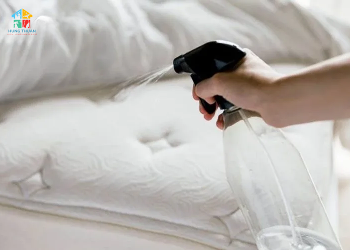 Tẩy vết bẩn trên nệm bằng giấm ăn (2)