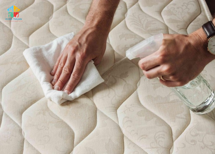 Tẩy vết bẩn trên nệm bằng giấm ăn (5)
