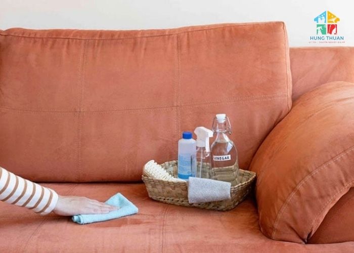 Cách dọn đống nôn trên sofa (2) Cách dọn đống nôn trên sofa (2)