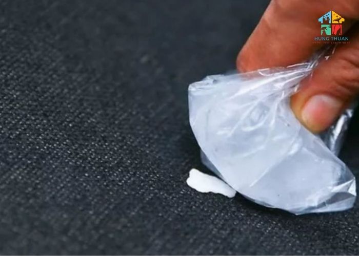 Cách làm sạch kẹo cao su dính vào sofa (2)