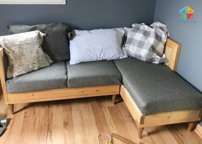 Cách làm sạch sofa gỗ đệm rời