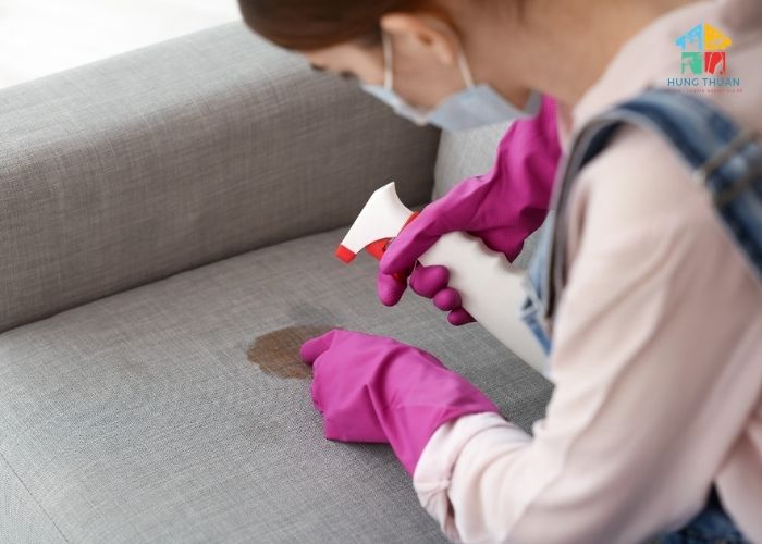Cách tẩy vết máu trên ghế sofa
