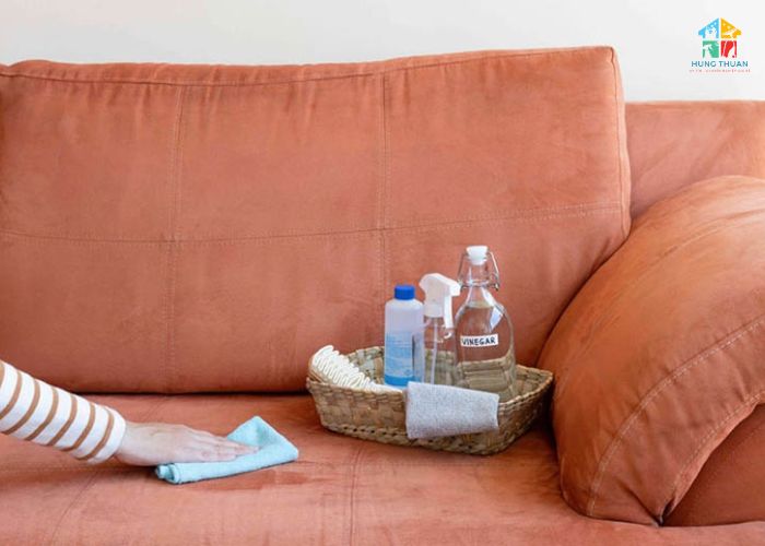 Dùng oxy già tẩy vết bẩn sofa (2)